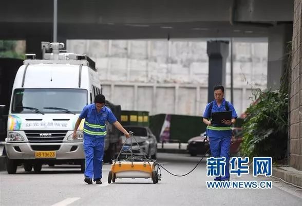 垃圾车与洒水车，城市管理的双璧