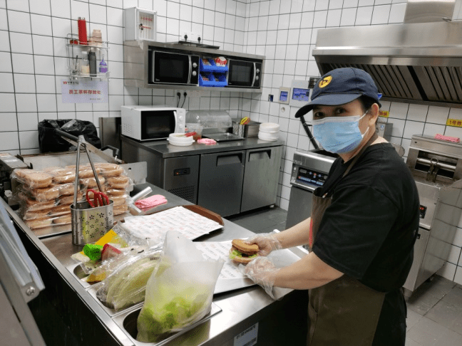 食物罩与服装厂用灯一样吗,食物罩与服装厂用灯，创新解析执行策略FT25.30.96,可靠解答解析说明_工具版87.67.13